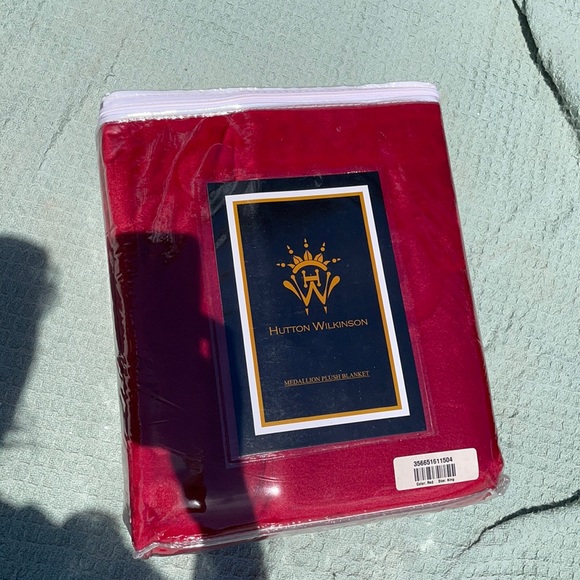 Hutton Wilkinson Medallion Plush Blanket - Picture 1 of 5